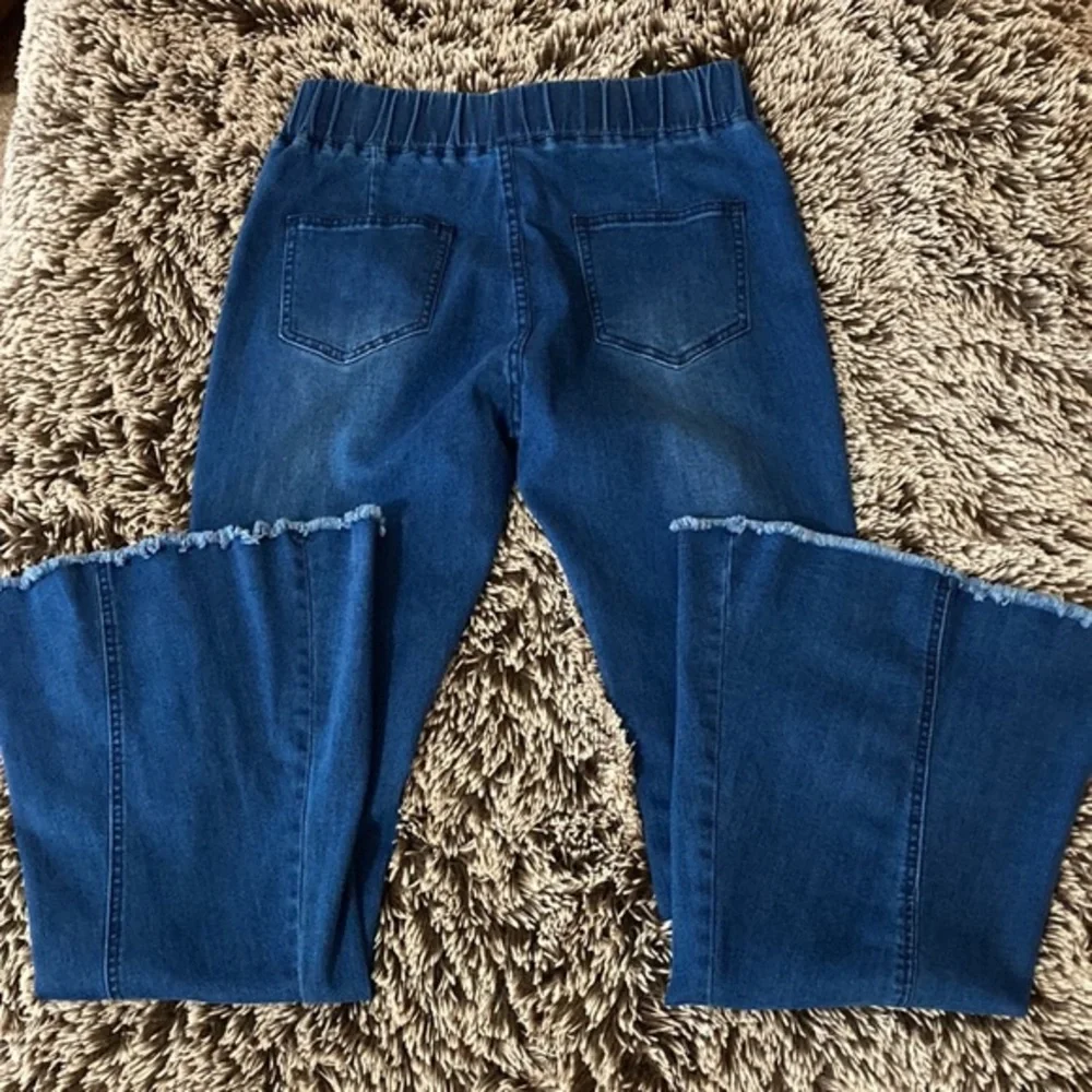 The Logan high waist Flares in dark denim. Elastic waist. Sz L. Boutique